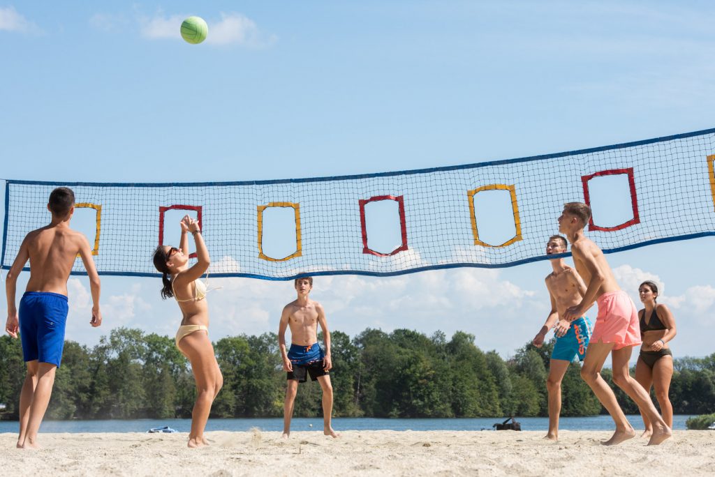 Jeunes jouant au beach-volley