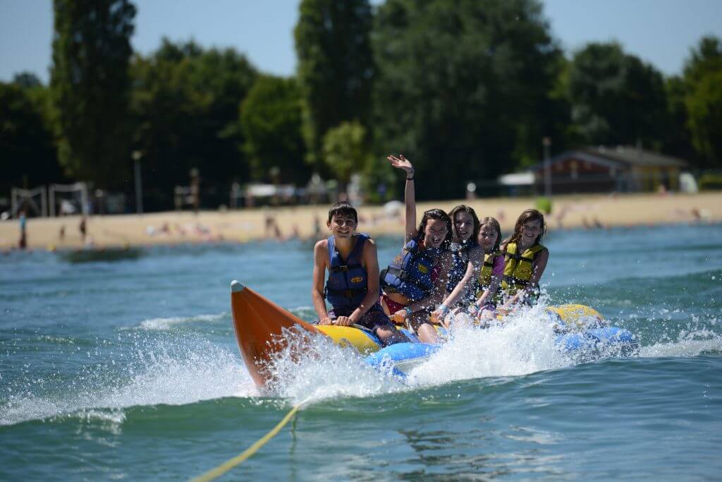 banane tractée sur le lac