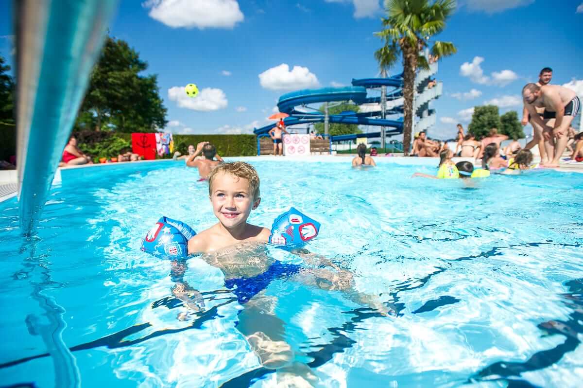 Baignade dans la piscine