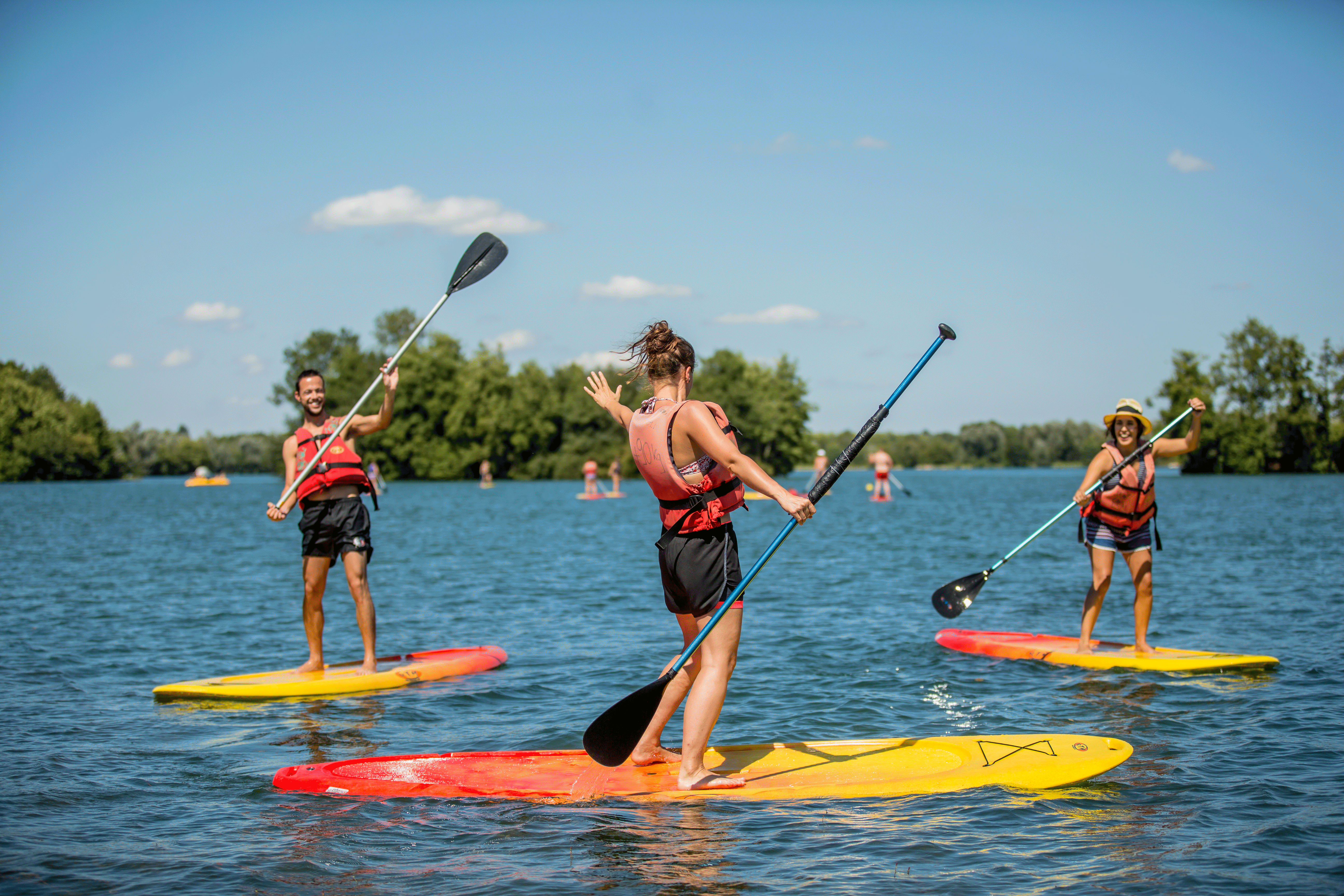 Trois amis sur des paddles